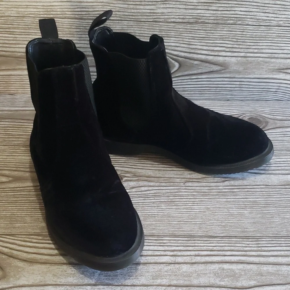 Dr. Martens Floren 6 black velvet Chealse boots for woman